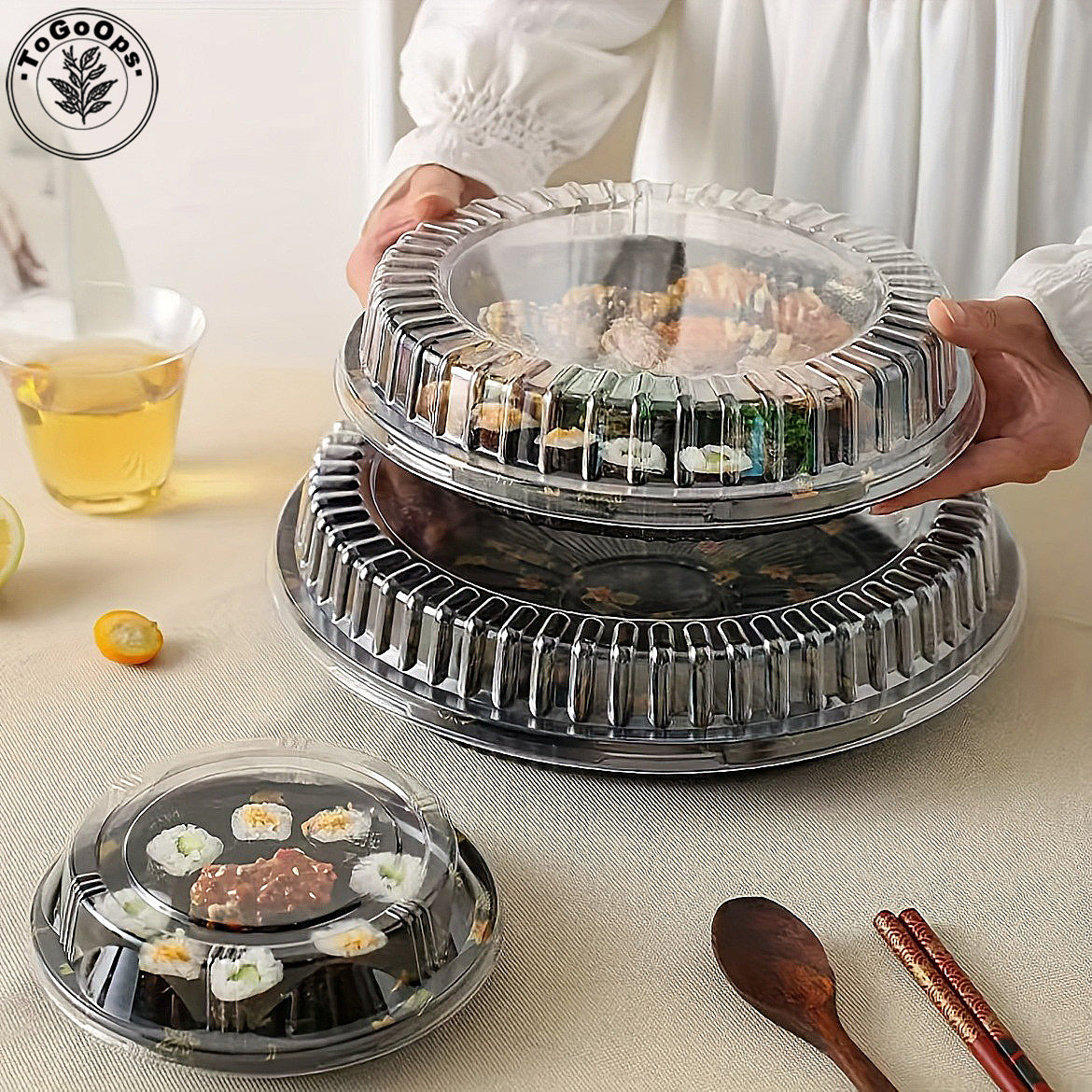 Round Japanese-Style Sushi & Party Trays with Lids – Disposable Plastic Containers for Sushi, Sashimi & Desserts